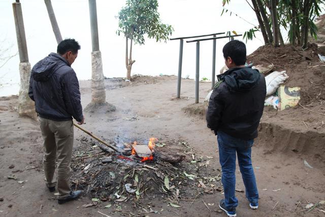 Hà Nội lạnh thấu xương, nhiều người vẫn vô tư ra sông Hồng ngụp lặn như giữa mùa hè